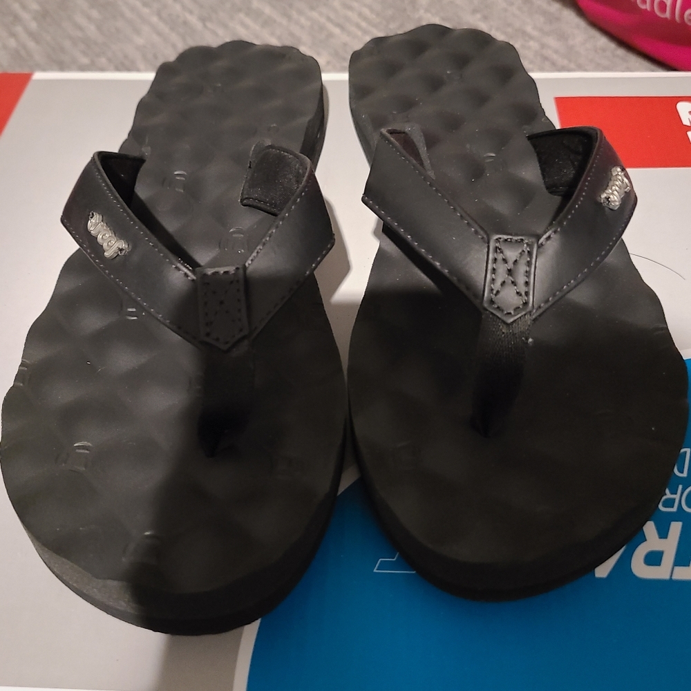 Like New Women's Black Reef Flip Flops sz 7